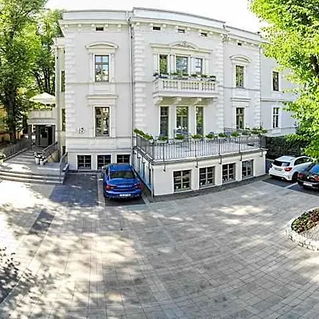 Flora Hotell 3*